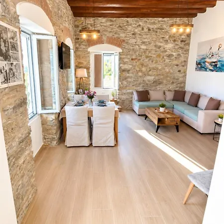 Angelouda's House - Traditional Stone 2 Bedroom In Center