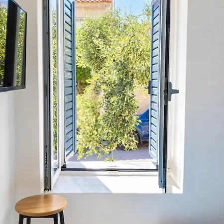 Angelouda's House - Traditional Stone 2 Bedroom In Center